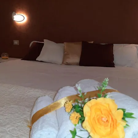 לינה וארוחת בוקר Politeama Center 3*